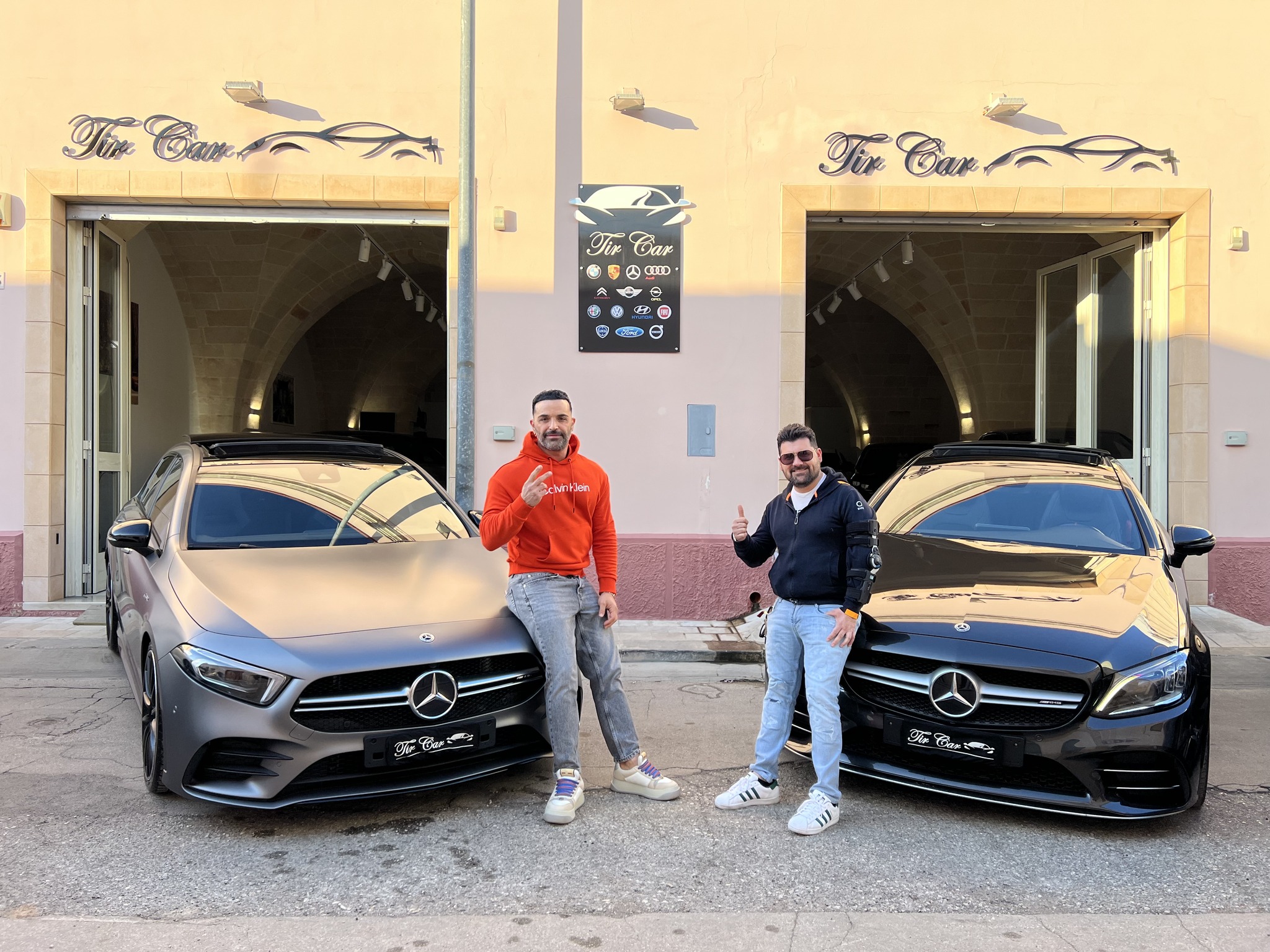 Tircar — showroom e clienti in sede